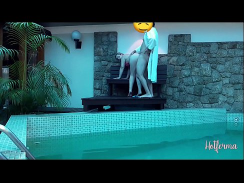 ❤️ Baas nooi bediende swembad toe, maar kon nie 'n warm weerstaan ​​nie ❤️ Net pornografie by ons