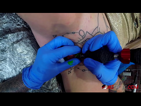 ❤️ Uiters getatoeëerde hottie Sully Savage het 'n tatoeëermerk op haar klitoris gekry ❤️ Net pornografie by ons