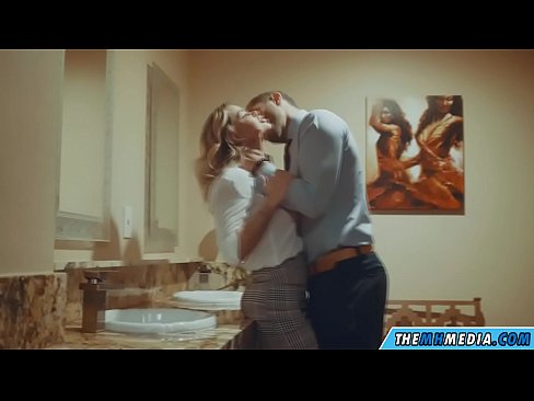 ❤️ Wanneer 'n rondborstige blondine jou in 'n openbare toilet verlei ❤️ Net pornografie by ons